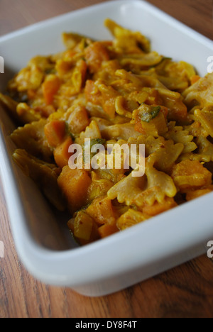 Vollkorn-Pasta mit Kürbis, Lauch, Salbei und Kurkuma Stockfoto