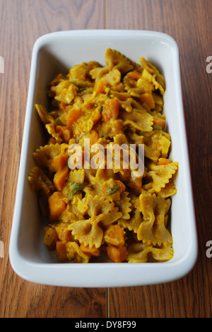 Vollkorn-Pasta mit Kürbis, Lauch, Salbei und Kurkuma Stockfoto