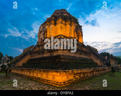 Wat Chedi Luang Tempel von Chiang Mei bei Sonnenuntergang Stockfoto