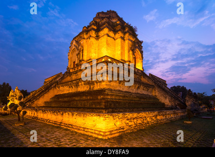 Wat Chedi Luang Tempel von Chiang Mei bei Sonnenuntergang Stockfoto