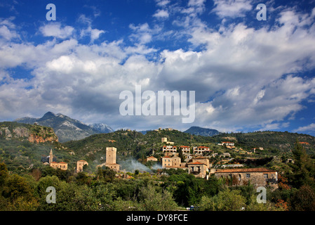 Die Kirche von Agios Spyridon und der Turm des Mourtzinos in Kardamyli Palia ("alten"), Mani, Messenien, Peloponnes, Griechenland. Stockfoto