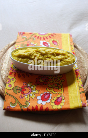 Sellerie-Sahne gemischt mit Kurkuma, Pfeffer und curry Stockfoto