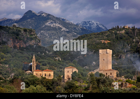 Die Kirche von Agios Spyridon und der Turm des Mourtzinos in Kardamyli Palia ("alten"), Mani, Messenien, Peloponnes, Griechenland. Stockfoto