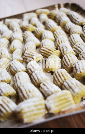 Frische ungekochte hausgemachte Gnocchi mit Vollkornmehl Stockfoto