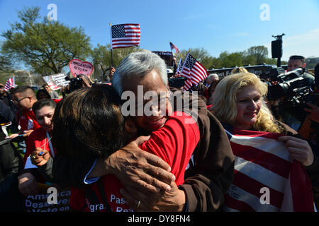 Washington DC, USA. 9. April 2014.  Stürmer Hunger und Arbeit Führer Eliseo Medina einwanderungsfreundliche Reform Aktivisten als das Fasten umgeben ist für Familien Across America Busse an der National Mall in Washington, DC Mittwoch ankommen. Aktivisten drängen die Obama-Administration, Deportationen durch die sichere Gemeinschaften-Programm zu stoppen, die fast 2 Millionen während seiner Amtszeit im Amt erreicht haben. Obama wurde mit starker Unterstützung von Latino Wähler gewählt. (Bild Kredit: © Miguel Juarez Lugo/ZUMAPRESS.com) Stockfoto