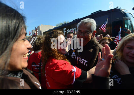 Washington DC, USA. 9. April 2014.  Stürmer Hunger und Arbeit Führer Eliseo Medina einwanderungsfreundliche Reform Aktivisten als das Fasten umgeben ist für Familien Across America Busse an der National Mall in Washington, DC Mittwoch ankommen. Aktivisten drängen die Obama-Administration, Deportationen durch die sichere Gemeinschaften-Programm zu stoppen, die fast 2 Millionen während seiner Amtszeit im Amt erreicht haben. Obama wurde mit starker Unterstützung von Latino Wähler gewählt. (Bild Kredit: © Miguel Juarez Lugo/ZUMAPRESS.com) Stockfoto