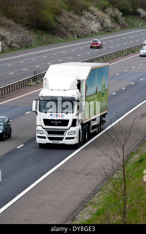 Mann Sattelschleppers auf Autobahn M40, Warwickshire, UK Stockfoto