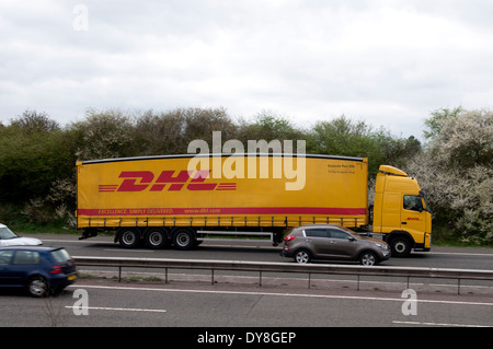 DHL LKW auf der Autobahn M40, Warwickshire, UK Stockfoto