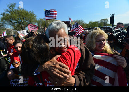 Washington DC, USA. 9. April 2014. Stürmer Hunger und Arbeit Führer ELISEO MEDINA einwanderungsfreundliche Reform Aktivisten als das Fasten umgeben ist für Familien Across America Busse an der National Mall Mittwoch ankommen. Aktivisten drängen die Obama-Administration, Deportationen durch die sichere Gemeinschaften-Programm zu stoppen, die fast 2 Millionen während seiner Amtszeit im Amt erreicht haben.  Bildnachweis: Miguel Juarez Lugo/ZUMAPRESS.com/Alamy Live-Nachrichten Stockfoto