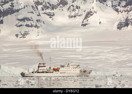 Emissionen aus der Akademik Sergey Vavilov, verstärkt ein Eis Schiff bei einer Expedition in die Antarktis Stockfoto