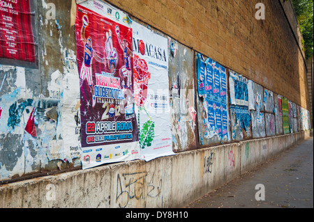 Straße Graffiti und Poster an der Wand Stockfoto