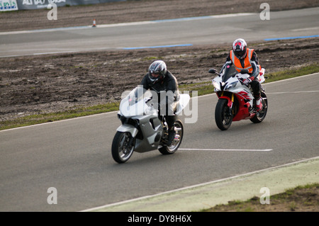 Zwei Super Bikes fahren eine Runde des Knockhill Circuit in Fife, Schottland. Stockfoto