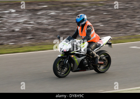 Ein Honda Super Fahrrad fahren eine Runde des Knockhill Circuit in Fife, Schottland. Stockfoto