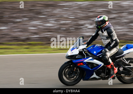 Ein Suzuki GXR Sport Fahrrad fahren eine Runde des Knockhill Circuit in Fife, Schottland. Der Fahrer fährt einer Hand. Stockfoto