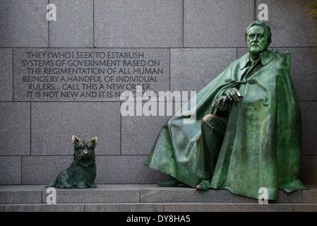 WASHINGTON DC, USA – die Bronzestatue des Präsidenten Franklin Delano Roosevelt befindet sich im FDR Memorial und zeigt ihn in einem cape mit seinem geliebten schottischen Terrier Fala zu seinen Füßen. Dieser Abschnitt befindet sich entlang der Westküste des Tidal Basin und ist Teil des größeren, von Lawrence Halprin entworfenen und 1997 eingeweihten Denkmalkomplexes. Die Statue, die von dem Bildhauer Neil Estern geschaffen wurde, spiegelt Roosevelt wider, während er während seiner Präsidentschaft erschien und die erste Darstellung eines amerikanischen Präsidenten im Rollstuhl darstellt. Stockfoto