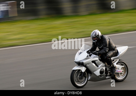 Super-Bike fahren eine Runde des Knockhill Circuit in Fife, Schottland. Stockfoto