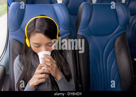 Frau in einem Bus fahren Stockfoto