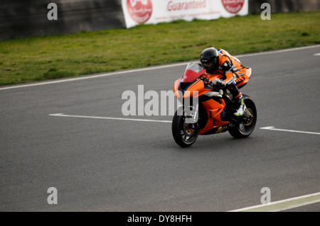 Kawasaki Super Fahrrad fahren eine Runde des Knockhill Circuit in Fife, Schottland. Stockfoto