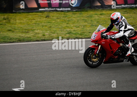 Honda Super Fahrrad fahren eine Runde des Knockhill Circuit in Fife, Schottland. Stockfoto