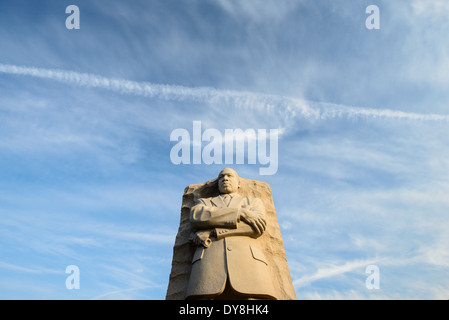 Martin Luther King Jr Memorial Statue Washington DC // WASHINGTON DC – die zentrale Statue von Dr. Martin Luther King Jr. steht aus dem Stein der Hoffnung am Martin Luther King Jr. Memorial. Das vom chinesischen Bildhauer Lei Yixin entworfene 30 Meter hohe Bild ist aus weißem Granit geschnitzt. Die Zahl des Bürgerrechtlers scheint aus dem Stein zu steigen, die Arme überkreuzt und nach vorne blickt. Stockfoto