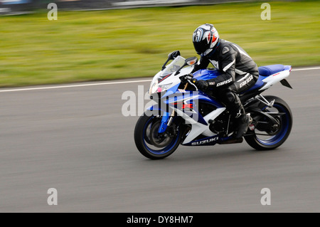 Suzuki GXR Sport Fahrrad fahren eine Runde des Knockhill Circuit in Fife, Schottland. Stockfoto