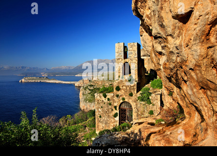 Die "versteckte" byzantinische Kirche von Agitra mit Kap Tigani im Hintergrund. Mani Region, Präfektur Lakonien, Peloponnes, Griechenland Stockfoto
