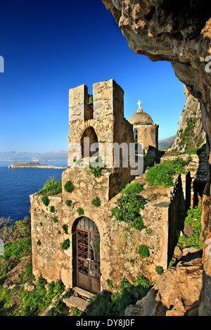Die "versteckte" byzantinische Kirche von Agitra mit Kap Tigani im Hintergrund. Mani Region, Präfektur Lakonien, Peloponnes, Griechenland Stockfoto