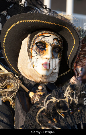Karneval in Venedig, Nahaufnahme Porträt der Frau in historischen Kostümen, Maske und Hut während der Carnevale di Venezia, Italien