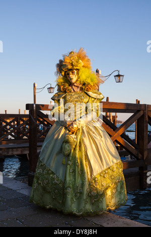 Frau im schönen barocken historischen Kostüm Fancy Dress posiert an der Lagune während des Karnevals in Venedig, Carnevale di Venezia, Italien Stockfoto