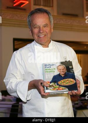 Las Vegas, NV, USA. 9. April 2014. bei einem öffentlichen Auftritt für "Wolfgang Puck macht es gesund" Cook Signierstunde im Spago Las Vegas, The Forum Shops at Caesars, Las Vegas, NV 9. April 2014. Bildnachweis: James Atoa/Everett Collection/Alamy Live-Nachrichten Stockfoto