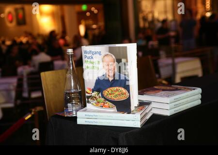 Las Vegas, NV, USA. 9. April 2014. Atmosphäre bei einem öffentlichen Auftritt für "Wolfgang Puck macht es gesund" Cook Signierstunde im Spago Las Vegas, The Forum Shops at Caesars, Las Vegas, NV 9. April 2014. Bildnachweis: James Atoa/Everett Collection/Alamy Live-Nachrichten Stockfoto