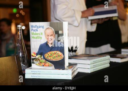 Las Vegas, NV, USA. 9. April 2014. Atmosphäre bei einem öffentlichen Auftritt für "Wolfgang Puck macht es gesund" Cook Signierstunde im Spago Las Vegas, The Forum Shops at Caesars, Las Vegas, NV 9. April 2014. Bildnachweis: James Atoa/Everett Collection/Alamy Live-Nachrichten Stockfoto