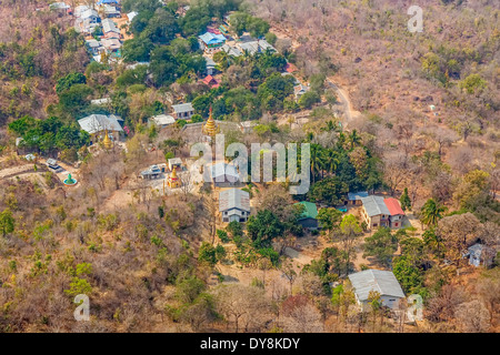 Mount Popa Sicht zum Dorf Stockfoto