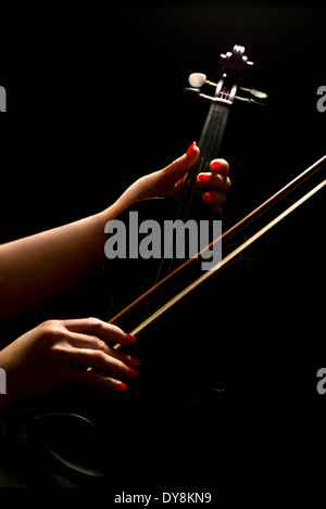 Ein Womans Hände halten, Violine und Bogen mit Altmeister Renaissance-Beleuchtung Stockfoto