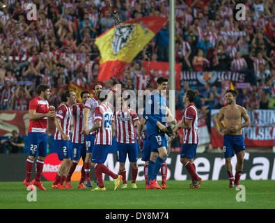 Madrid, Spanien. 9. April 2014. Atletico Spieler feiern nach dem Gewinn der UEFA Champions League Viertelfinal-Match gegen den FC Barcelona im Vicente Calderon Stadion in Madrid, Spanien, 9. April 2014. Atletico Madrid 1: 0 gewonnen. Bildnachweis: Xie Haining/Xinhua/Alamy Live-Nachrichten Stockfoto