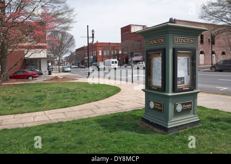 Die Innenstadt von Lexington, NC-Kiosk mit Karten entlang N Main St. Stockfoto