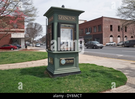 Die Innenstadt von Lexington, NC-Kiosk mit Karten entlang N Main St. Stockfoto