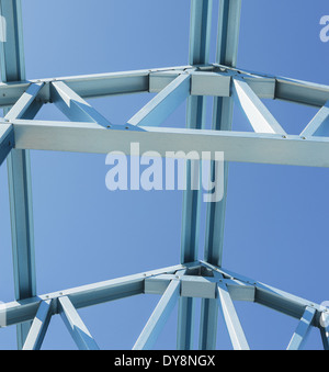 Neuen Wohnungsbau nach Hause Metallrahmen vor blauem Himmel. Das Fragment. Stockfoto