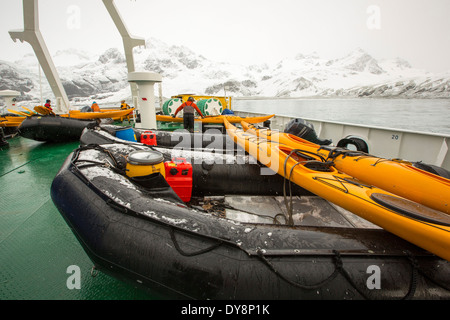 Zodiaks und Meer Kajaks auf dem Deck einer Expedition Kreuzfahrt Schiff vor Südgeorgien, Antarktis. Stockfoto