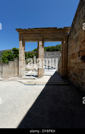 Pardos Wandvorlage Tür antiken griechischen Theater Heiligtum Asklepios (Äskulap) Epidaurus Peloponnes Griechenland Dating Stockfoto