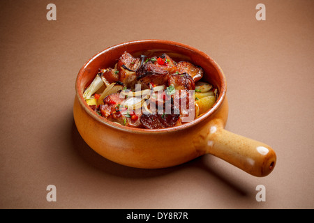 Gebackene Kartoffeln mit Speck in Steingut Stockfoto