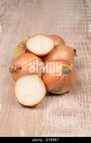 Frische Bio-Zwiebeln auf einem Holztisch Stockfoto