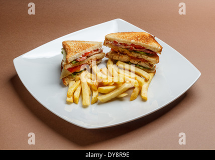 Club Sandwich mit würzigen Pommes Frites. Stockfoto