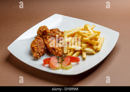 Gebratene Hähnchenflügel mit Pommes frites Stockfoto