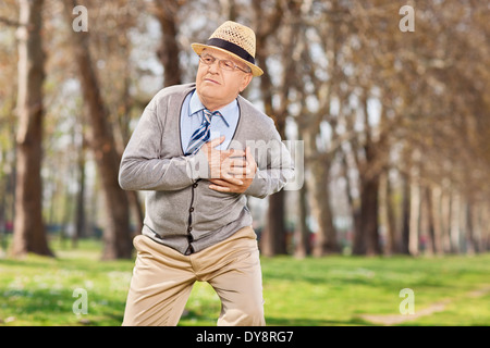 Senior mit einem Herzstillstand im Freien im park Stockfoto