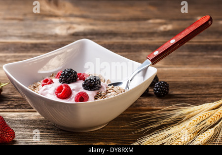 Haferflocken mit Obst und Joghurt Stockfoto