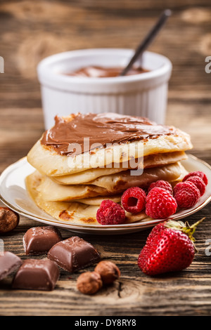 Pfannkuchen mit Schokoladensauce und Beeren Stockfoto