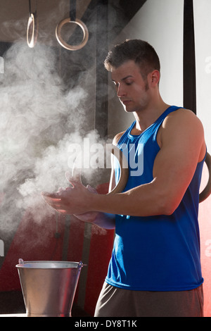 Fitness-Studio Kreide Magnesiumcarbonat Hände klatschenden Mann zum Klettern Training Stockfoto