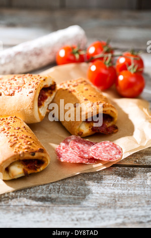 Panini Alla Pizzaiola, Pizza Brötchen gefüllt mit chili Stockfoto