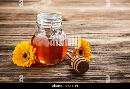 Süßer Honig im Glas auf rustikalen hölzernen Hintergrund Stockfoto